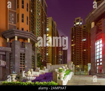 Shenzhen - Appartment Blocks in Megacity at Dusk - Life Style im modernen China Stockfoto