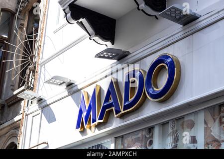 MADO ist eine Marke der Türkei. Er verkauft Eis. Maras Eis ist das beste Eis in der Türkei. In der Türkei gibt es viele Plätze im Laden. Stockfoto