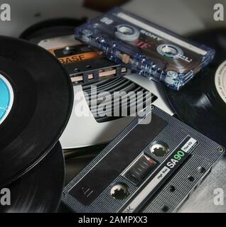 Close Up: Ein pro Band, Audiokassetten und 45 RPM Vinyls. Stockfoto
