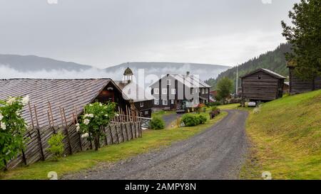 Traditioneller norwegischer Bauernhof mit mehreren Gebäuden und Uhrturm in der Region Innlandet im Westen Norwegens Stockfoto