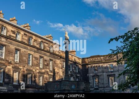 Das Einhorn statue genannt Mercat Cross mit goldenen Licht. Die Edinburgh City Kammern werden in den Hintergrund. Stockfoto