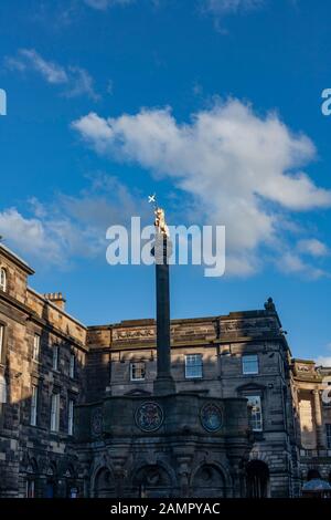 Das Einhorn statue genannt Mercat Cross mit goldenen Licht. Die Edinburgh City Kammern werden in den Hintergrund. Stockfoto