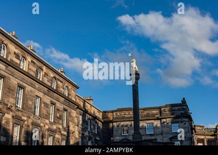 Das Einhorn statue genannt Mercat Cross mit goldenen Licht. Die Edinburgh City Kammern werden in den Hintergrund. Stockfoto