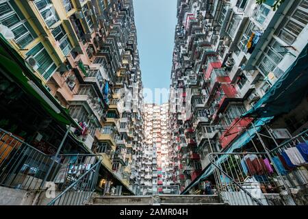 Hongkong, China - November 2019: Innenhof und bunte Gebäudefassade in Hongkong, Quarry Bay (auch bekannt als "The Quarry Bay") Monsterbau), Stockfoto