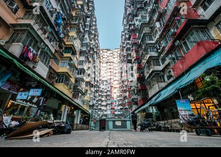 Hongkong, China - November 2019: Innenhof und bunte Gebäudefassade in Hongkong, Quarry Bay (auch bekannt als "The Quarry Bay") Monsterbau), Stockfoto