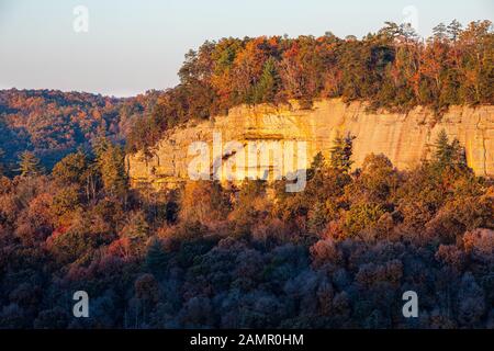 Morgen Licht Beleuchtung einer Felswand. Stockfoto