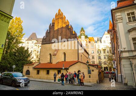 Prag, Tschechien - 6.11.2019: Die Menschen laufen in Richtung Staronova-Synagoge in der jüdischen Stadt in Prag in Tschechien Stockfoto