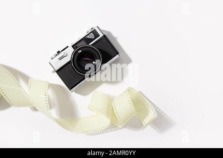 Hintergrund der Vintage-Kamera. Filmkamera mit Entfernungsmesser. Grauer Hintergrund. Kopierbereich Stockfoto