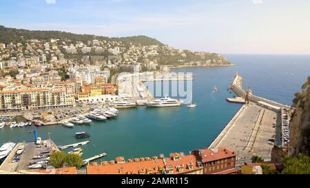 Schöner Hafen mit vielen Luxusyachten und Booten, Wassertransport, Luftbild Stockfoto