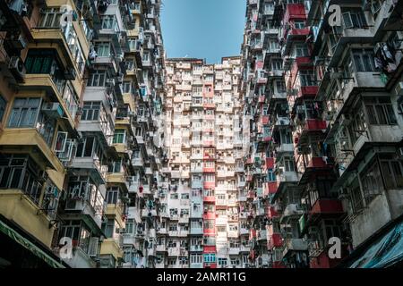 Bunte Gebäudefassade in Hongkong, Quarry Bay ( auch bekannt als Monster Building), Stockfoto