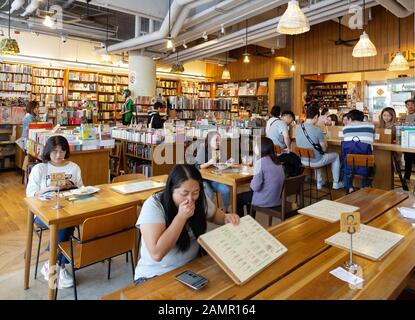 Kowloon Hong Kong Café - Leute, die Kaffee im Kubrick Café trinken, ein kleines Kaffeehaus und Buchladen, Yau Ma Tei, Kowloon Hong Kong Asia. Stockfoto