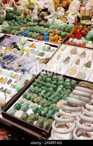 Markt für Jade in Hongkong - Jade-Schnitzereien, Figurinen und Schmuckstücke zum Verkauf auf einem Marktstand, dem Jade Market, Kowloon Hong Kong Asia Stockfoto