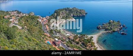 Taormina - Die sizilianische Küste mit der wunderschönen kleinen Insel Isola Bella. Stockfoto