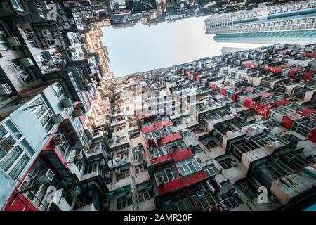 Bunte Gebäudefassade in Hongkong, Quarry Bay ( auch bekannt als Monster Building), Stockfoto