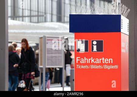 München, Deutschland - 06. April 2019: Automaten für Zugtickets am Münchner Hauptbahnhof oder am Münchner Hauptbahnhof, die sowohl vom nationalen als auch vom nationalen Hauptbahnhof bedient werden Stockfoto