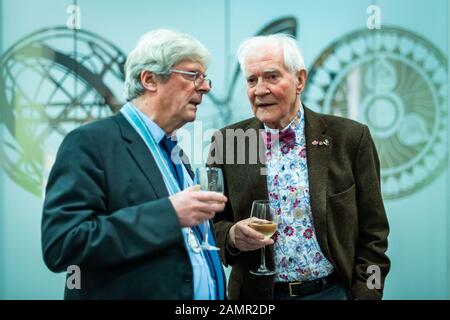 Edinburgh, Großbritannien. 13. Januar 2020. David Caldwell, Vorsitzender der Gesellschaft der Antiquaries von Schottland (links) und Dr. John C Taylor OBE (rechts) bei der Gesellschaft der Antiquaries von Schottland nach Vortrag über die Geschichte von David Ramsay von Schottland, der königliche Uhrmacher zu James VI&Ich im Nationalmuseum von Schottland. Stockfoto