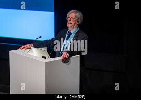 Edinburgh, Großbritannien. Januar 2020. David Caldwell, Vorsitzender der Society of Antiquaries of Scotland, stellt den Vortrag der Society über die Geschichte von David Ramsay of Scotland vor, dem königlichen Uhrmacher zu James VI & I von Dr. Tacye Phillipson und Dr. John C Taylor OBE im National Museum of Scotland. Stockfoto