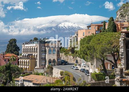 Taormina - Der Mt. Ätna Vulkan über der Stadt. Stockfoto