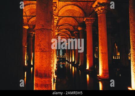 Säulenreihe in der Basilica Zisterne Stockfoto