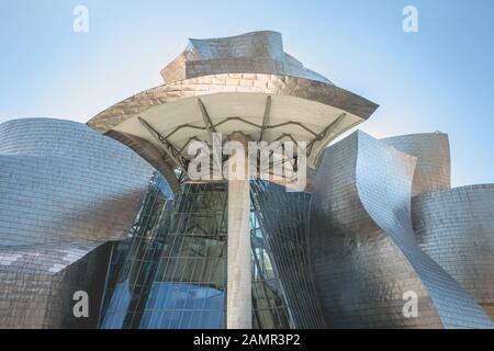 Bilbao, Spanien - 19. Juli 2017: Architektonisches Detail des Guggenheim Museums an einem Sommertag Stockfoto