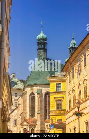 Rathaus, St. Katharinen Kirche Türme und Gebäude in Banska Stiavnica, Slowakei Stockfoto