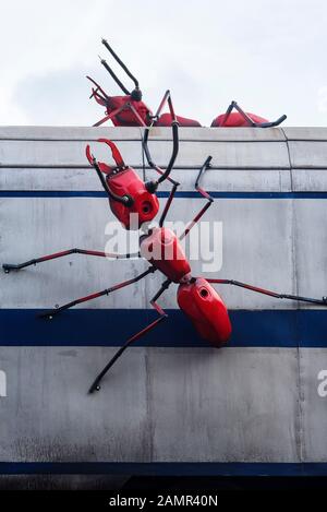 Rote Ameisenplastiken, die in einem Restaurant in London Bridge, London, Großbritannien, über einen Zugwagen krabbeln. Stockfoto