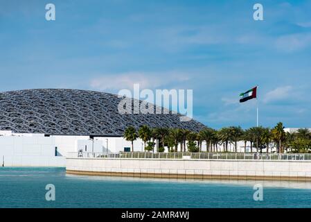 Abu Dhabi, Vereinigte Arabische Emirate - 20. Dezember 2019: Louvre Museum in Abu Dhabi Exterieur mit charakteristischer Architektur an einem sonnigen Tag Stockfoto