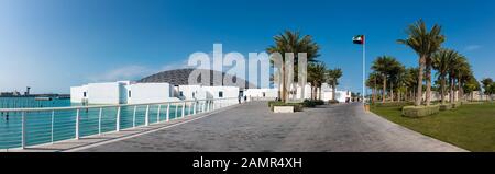 Abu Dhabi, Vereinigte Arabische Emirate - 20. Dezember 2019: Panoramaaussicht im Louvre in Abu Dhabi außen und Eingang mit charakteristischer Architektur Stockfoto