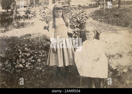 Foto: Antik c 1890, zwei Mädchen in Arlington, New Jersey. QUELLE: ORIGINALFOTO Stockfoto