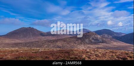 Panorama von Slieve Bearnagh, Slieve Commedagh, Slieve Donard, Lamagan, Doan und Ben Crom Mountains, Mourne Mountains, County Down, Nordirland Stockfoto