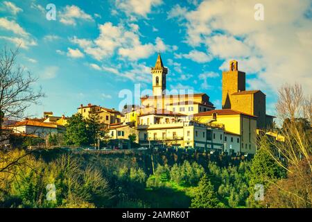 Vinci, Leonardo Geburtsort, Dorf Skyline und Olivenbäumen bei Sonnenuntergang. Florenz, Toskana Italien Europa. Stockfoto