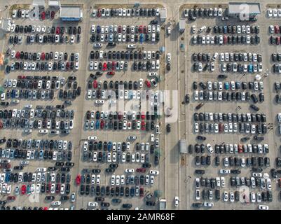 Leere Parkplätze, Luftbild. Eine Menge Autos Stockfoto