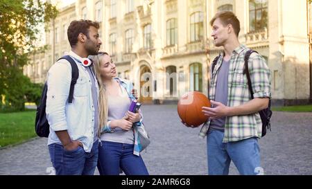 Gutaussehender Mann, der mit Freundin des besten Freundes flirtet und versucht, Frau zu stehlen Stockfoto