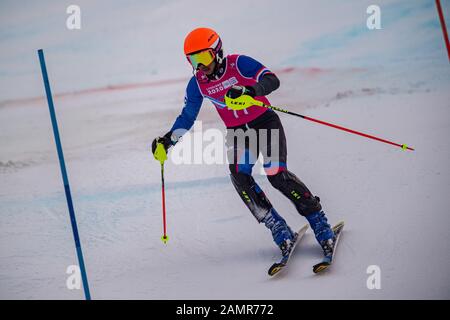 Lausanne, Schweiz. Januar 2020. HIRANRAT Natthawut (THA) tritt im Alpin-Skiing Im Slalom-Run 2 der Männer während der Jugendolympiade 2020 in Lausanne im Alpinzentrum Les Diablerets am Dienstag, 14. Januar 2020 an. LAUSANNE, SCHWEIZ. Credit: Taka G Wu/Alamy Live News Stockfoto