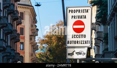 Mailand, Italien - 3. November 2017: Straßenschild im italienischen Privatgrundstück mit Genehmigung (prorieta privata eccetto autorizzati) in der Stadt ce Stockfoto