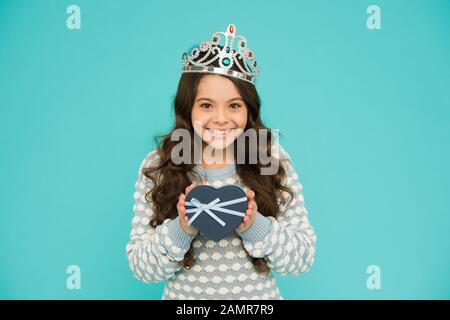 Sie verdient das Beste. Symbol der Herrlichkeit der silbernen Krone des Kindes. Beauty Pageant. Konzentrieren Sie sich auf Schönheit. Kleine Prinzessin. Mädchen tragen Krone. Prinzessin Sitten. Prämikonzept. Gewinner des Schönheitswettbewerbs. Wunderbares Lächeln. Stockfoto