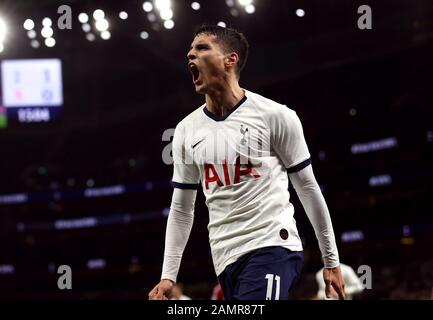 Erik Lamela von Tottenham Hotspur feiert beim dritten Wiederholungsspiel im Tottenham Hotspur Stadium in London das zweite Tor seiner Seite. Stockfoto