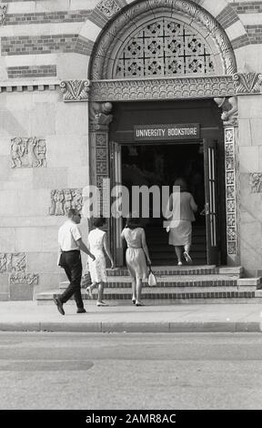 1964, historische, neue Studenten, die die eleganten und dekorierte Eingang des dachschwimmbad Holding die Buchhandlung an der Universität von Südkalifornien, USA. Stockfoto