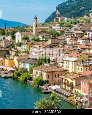 Die malerische Stadt Limone sul Garda am Gardasee. Provinz Brescia, Lombardia, Italien. Stockfoto