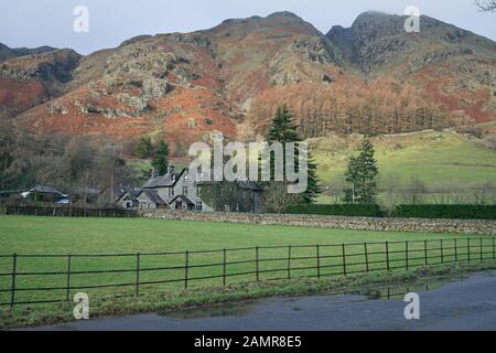 Blick von der Hauptstraße am Eingang des New Dungeon Ghyll Parkplatz in der langdale Valley, in Richtung New Dungeon Ghyll Hotel suchen. Stockfoto