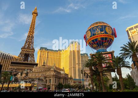 Las Vegas, Nevada, USA- 01. Juni 2015: Blick auf ein elegantes Hotel am Las Vegas Boulevard, eine Miniatur des Eiffelturms und einen bunten Ballon.