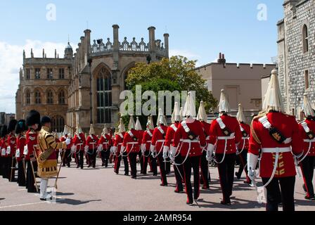 Rettungsschwimmer an der Strumpfband Zeremonie und Prozession auf Schloss Windsor, Berkshire, Großbritannien. 13. Juni 2011. Credit: Maureen McLean/Alamy Stockfoto