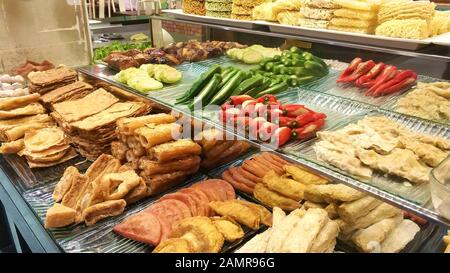 Schöne Layout-Snacks auf dem asiatischen Markt für Straßennahrung. Stockfoto