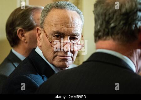 Washington, Vereinigte Staaten. Januar 2020. Der US-amerikanische Senior Minority Leader Chuck Schumer (D-NY), der sich mit demokratischen Führern verbanden, spricht am Dienstag, 14. Januar 2020 mit der Presse auf dem Kapitol in Washington, DC. Es wurde bereits angekündigt, dass die Demokraten des Parlaments am Mittwoch abstimmen werden, um zwei Artikel der Amtsenthebung gegen Präsident Donald Trump in den Senat zu schicken und Manager für seinen Prozess zu ernennen. Foto von Ken Cedeno/UPI Credit: UPI/Alamy Live News Stockfoto