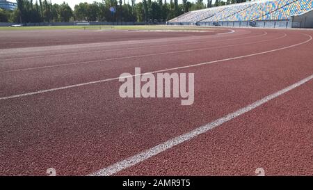 Strecke für Läufer im Stadion, leere Plätze im Hintergrund, Sporttrainingsprogramm Stockfoto