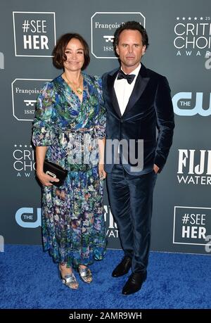 Santa MONICA, CA - 12. JANUAR: Nadia Conners und Walton Goggins nehmen am 12. Januar 2020 in Santa Monica, Kalifornien, an den 25th Annual Critics' Choice Awards im Barker Hangar teilzunehmen. Stockfoto