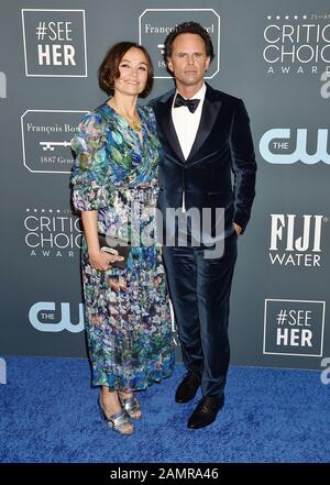 Santa MONICA, CA - 12. JANUAR: Nadia Conners und Walton Goggins nehmen am 12. Januar 2020 in Santa Monica, Kalifornien, an den 25th Annual Critics' Choice Awards im Barker Hangar teilzunehmen. Stockfoto