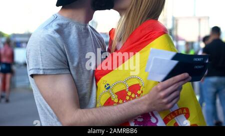 Spanische Fußballfans kaufen gerne Tickets für das Endspiel und küssen sich im Freien Stockfoto