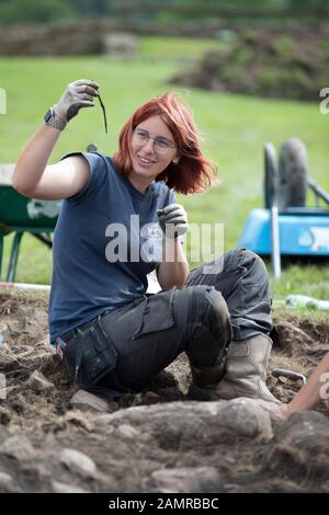 Ausgraben der anderen römischen Nagel bei archäologischen Ausgrabungen in den Römischen Vindolanda Website in Northumbria. Stockfoto