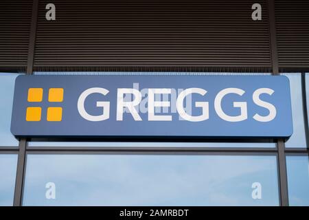 Eine Nahaufnahme eines Greggs-Ladenzeichens in Großbritannien. Stockfoto